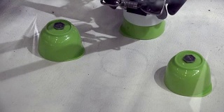 robotarm对绿色杯子进行分类和移动