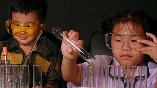 亚洲儿童在科学实验室学习