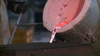 冶金工业工厂:浇注熔化的金属视频素材模板下载