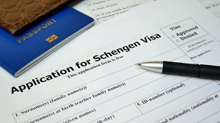 持护照申请申根签证，出国申请和许可视频素材模板下载