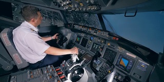 一名飞行员坐在飞行模拟器里，将飞机转向左边。4 k。