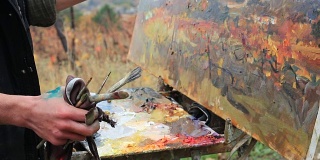职业艺术家用油画颜料在画布上作画