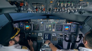 近距离看，飞行员坐在飞行模拟器里。视频素材模板下载