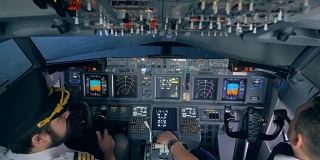 近距离看，飞行员坐在飞行模拟器里。