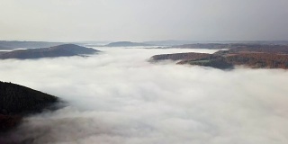 德国摩泽尔山谷的晨雾