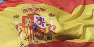 开朗的西班牙朋友们积极地跳起来支持国家队，动作缓慢