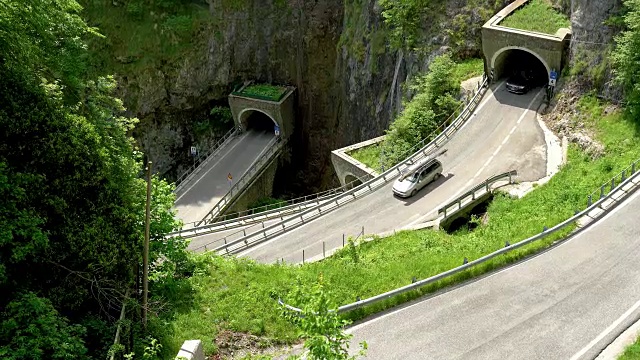 意大利圣博尔德山口公路上的多条隧道