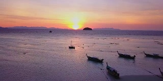 鸟瞰图的热带海滩，长尾船，皮划艇和岩石海岸与水晶清澈的绿松石水，泰国，沙顿