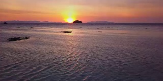 鸟瞰图的热带海滩，长尾船，皮划艇和岩石海岸与水晶清澈的绿松石水，泰国，沙顿