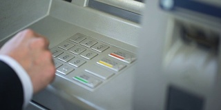 在ATM机上输入密码，出错并按下修正按钮