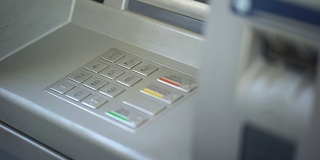 商人在ATM、银行服务、金融键盘上输入自己的密码