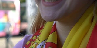 西班牙女队球迷开心的微笑着，在足球比赛中获胜