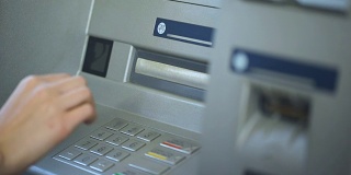 女人按了正确的按钮，把她的密码插入了ATM，银行