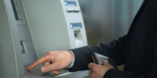 商人将信用卡插入ATM机，输入密码收钱
