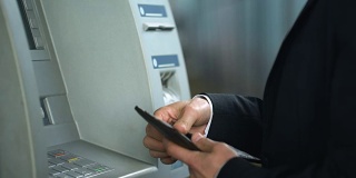 银行客户使用ATM出现问题，卡在读卡器上，设备错误