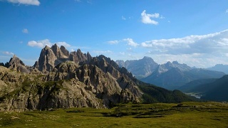 时光流逝国家自然公园在白云石阿尔卑斯山。意大利美丽的自然风光。视频素材模板下载