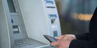 客户在ATM上输入密码接收俄罗斯卢布，银行服务