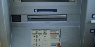 男性手输入ATM密码，取出欧元现金，俯视图
