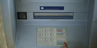 有人在修改ATM键盘上的pin码，在银行账户间转账