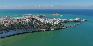 白色岩石和海滩波利尼亚诺一Mare Apulia市海岸线白色房屋和城堡在意大利无人机飞行
