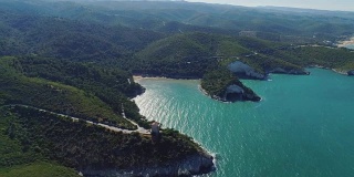 白色的岩石和蓝色的海意大利东海岸阿普利亚巴里，维斯特，亚得里亚海，洞穴的钟，托雷迪圣费利斯，阿基蒂洛圣费利斯山