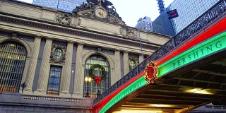 纽约—2017年12月28日:第42街中央车站前的潘兴广场和公园大道街道标识视频