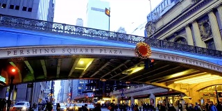 纽约—2017年12月28日:第42街中央车站前的潘兴广场桥都是为圣诞节装饰的