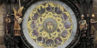 布拉格天文钟，又称布拉格Orloj，是一座中世纪的钟，位于捷克共和国首都布拉格