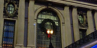 纽约—2017年12月28日:第42街中央车站前的潘兴广场桥都是为圣诞节装饰的