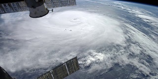 飓风上空的卫星