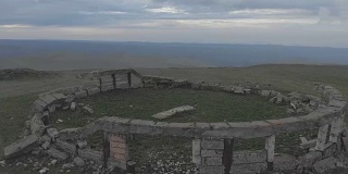 释放后的画面越过了被毁的古代竞技场在高山上。飞越轨道。4 k 100 mpt。由Mavik Air拍摄