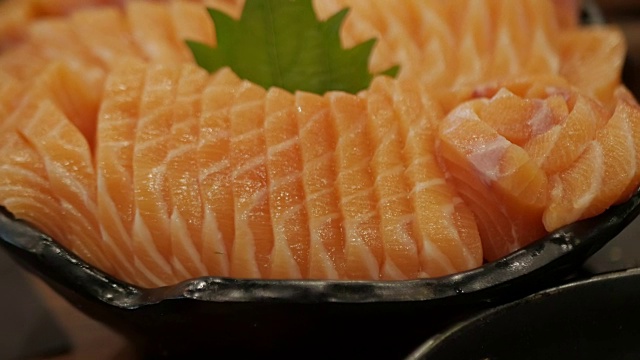 三文鱼生鱼片或生三文鱼片。日本的食物。