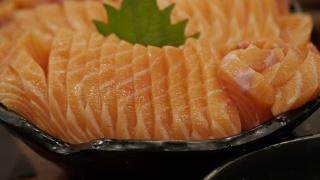 三文鱼生鱼片或生三文鱼片。日本的食物。视频素材模板下载