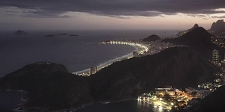 夜间拍摄的科帕卡巴纳海滩从面包山在里约热内卢