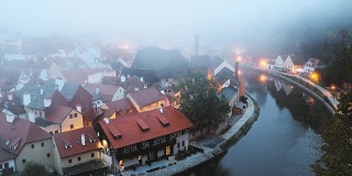 捷克共和国，Cesky Krumlov。城市景观在秋天的早晨薄雾。联合国教科文组织世界遗产