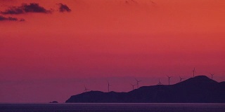 日落时风力涡轮机农场的海景