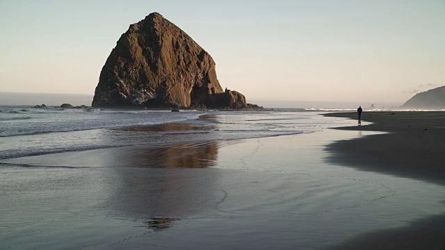 《孤独的行者》，草垛岩石，Cannon Beach 4K。UHD