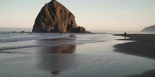 《孤独的行者》，草垛岩石，Cannon Beach 4K。UHD