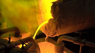冶金生产。熔化的金属正从炉中倾倒出来，滚烫的液体非常危险视频素材模板下载