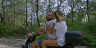 爱的情侣在踏板车上接吻