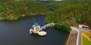 有水力发电厂的赫拉乔罗斯基大坝。Mze河上的水库。可再生能源的来源和流行的休闲区在西波西米亚。捷克、欧洲。