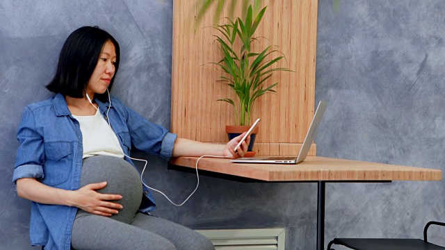 孕妇用4k手机听音乐
