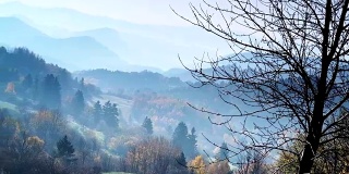秋天雾蒙蒙的山脉风景斯洛伐克