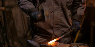 铁匠锻造熔化的金属