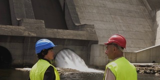 一个男人在解释水力发电站的工作