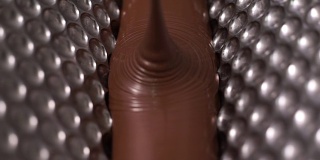 巧克力工业-把巧克力放入旋转机器