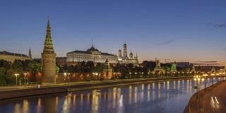 夏天日出时的莫斯科克里姆林宫和莫斯科河