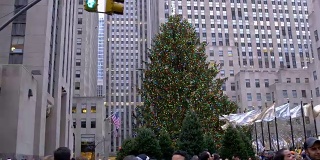 摇摄洛克菲勒中心的圣诞树和一大群游客的视频