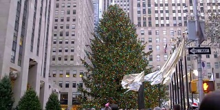 摇摄洛克菲勒中心的圣诞树和一大群游客的视频