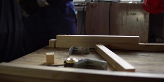 在建造木桌的过程中，木匠收集了底座。